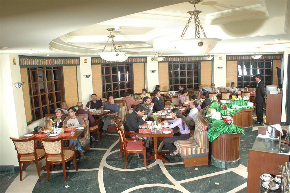 Goroomgo Hotel Bd Resort Manali - Excellent Stay With Family, Parking Facilities Restaurant photo